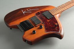 Steve Klein Signature Satin Uréthane Guitare électrique sans tête naturelle Bras Vibrato Pont Tremolo Rouge Pearl Pickguard Chine Micros EMG Matériel noir