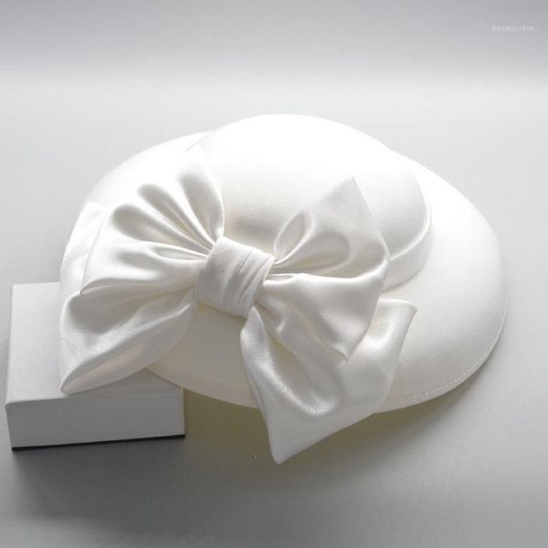 Chapeaux à bords avares Grands fascinateurs pour les mariages Grand Bowknot Satin Chapeau Blanc Femmes Élégantes Plumes Fedoras Noir Dames Vintage1245H