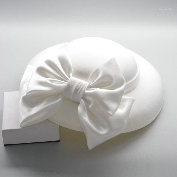 Chapeaux à bord avare grands fascinateurs pour les mariages grand chapeau de satin bowknot femmes blanches élégantes plumes Fedoras dames noires Vintage1307o