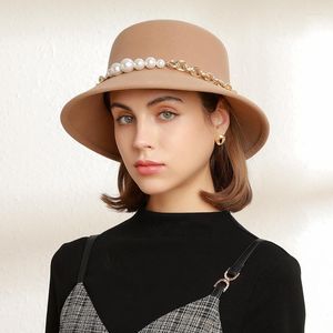 Stingy Brim Hats Pearl Fedoras avec chapeau de jazz à dessus plat femmes feutre pour dame chaîne Fedora rouge