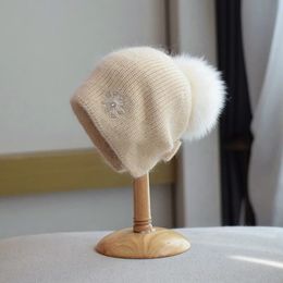 Chapeaux à bord avare Point perceuse cheveux de lapin tricoté chapeau femme automne hiver fourrure pompon extérieur chaud oreille Protection Pile 231121