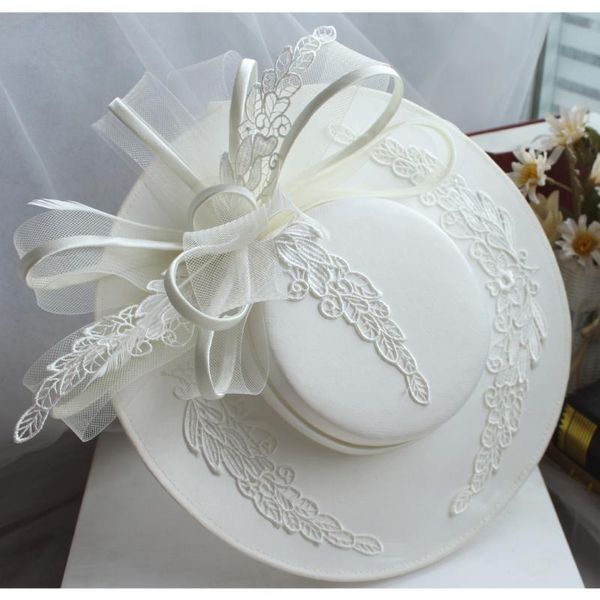 Stingy Brim Sombreros Satén Encaje Blanco Vestido de novia Sombrero Francés Retro Británico Damas Banquete Elegante Pajarita Sombrero Accesorio de boda
