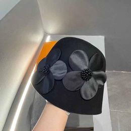Stikte rand hoeden Vintage Pearl Flower Wol Tweed Embet Hat vrouwelijk veelzijdige elegante en nobel temperament zwarte herfst winter fashion202