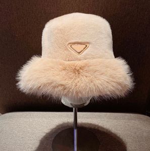Chapeaux à bords avares Chapeau de seau de fourrure d'hiver pour femmes 2023 Nouveau designer de mode épais chaud dames chapeaux de pêcheur casquettes cache-oreilles noir rose blanc 2023