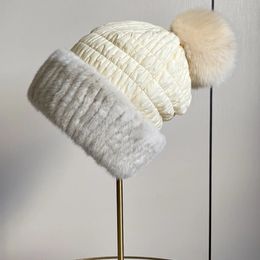 Chapeaux à bord avare hiver haute qualité véritable chapeau de fourrure de vison femmes naturel Skullies bonnets pour dames en cuir protection des oreilles pompon 231123