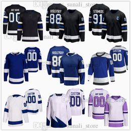 Gestikte hockey jerseys 91 Steven Stamkos 88 Andrei Vasilevskiy 86 Nikita Kucherov 21 Brayden Point 77 Victor Hedman Anthony Cirelli Nicholas Paul Anthony Duclair