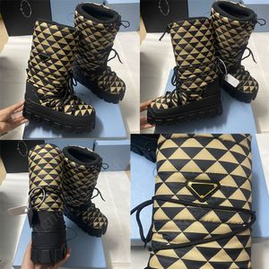 stivali doposci en gabardine nylon bottes de ski en gabardine de nylon 2W008N logo triangle en métal émaillé après-ski caractérisées par une allure technique sportive Bottes de neige