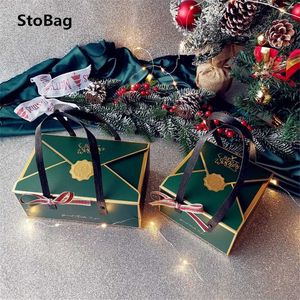 Stobag 10pcs / lot de Noël enveloppe papier boîtes à gâteaux année emballage cadeau chocolat bonbons décoration ruban poignée 210602