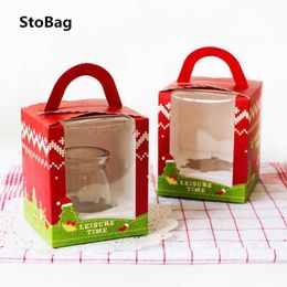 Stobag 20 stks Merry Christmas Cupcake Paper Protable Box met Transparent Venster Sneeuwpop Snoep Chocolade Verpakking Rode doos 210602
