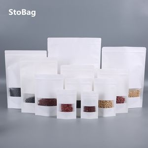 StoBag 50pcs Blanc Kraft Papier Ziplock Sacs-cadeaux Fruits secs Collations Autonome Alimentaire Givré Fenêtre Kraft Sacs En Papier 201021