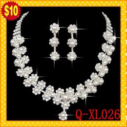 STOCK 2021 Designer de perles romantiques avec cristal pas cher deux pièces boucles d'oreilles collier strass mariage ensembles de mariée ensemble de bijoux Jewe287K