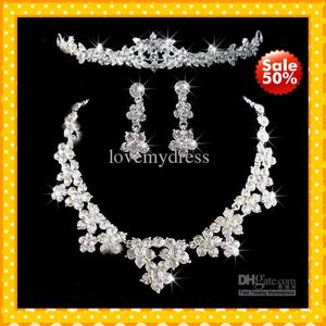 Stock 2022 Fashion Flowers Crystals Jewerly Three Pieces Tiaras Crowns Oread Broules Collier Righine Mariage de mariage Ensemble de bijoux 204b