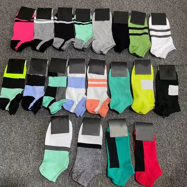 STOCK cheville chaussettes carton rose bleu noir sport pom-pom girls chaussette courte filles femmes coton Sport planche à roulettes Sneaker avec étiquette