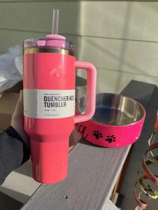 Stock Pink US Parade avec 11 H2.0 Gobelet en acier inoxydable de 40 oz avec poignée en silicone, couvercle et paille, tasse de voiture de voyage, continuez à boire de l'eau de thé au lait froid