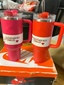 US STOCK Prêt à expédier bien vendre 1: 1 Même THE QUENCHER H2.0 Cosmo Pink Parade TUMBLER 40 OZ 304 tasses à vin swig Cadeau de la Saint-Valentin Bouteilles d'eau Flamingo