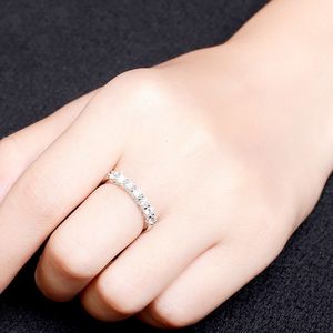 Stenen met zijstenen 07ctw 3 mm DF Round Cut Engagement Wedding Lab Grown Diamond Band Ring Sterling Zilver voor vrouwen 230225