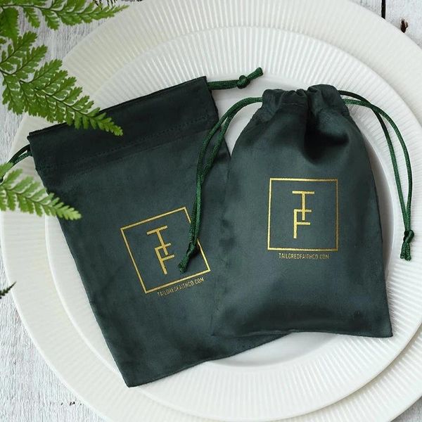 Bolsas de almacenamiento 50 bolsas de embalaje de joyería verde con cordón de franela, logotipo personalizado, recuerdo de saco de dulces para fiesta de boda