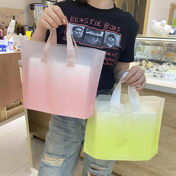 Sacs de rangement 50pcs dégradé sac à main en plastique givré épaississement durable poignée puissante vêtements cadeau sac d'emballage cosmétique shopping