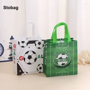 Sacs de rangement Stobag 4pcs dessin animé football non tissé sac fourre-t-tissu en tissu cadeau pour enfants anniversaire étanche
