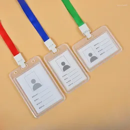 Sacs de rangement en plastique transparent blanc avec carte de travail de corde suspendue colorée.