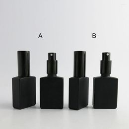 Opslagflessen 10 x 30 ml Essentiële olie draagbaar mat zwart glas met mistspuitlotionpomp voor vloeibare reagenspipetfles