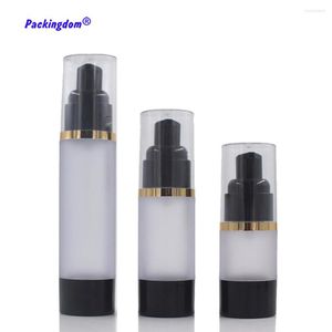 Botellas de almacenamiento 10 unids Botella de bomba sin aire Contenedor cosmético Dispensador de cabeza negra Vacío Plástico vacío Recorte de lámina de oro 15 ml 30 ml 50 ml