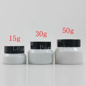 Botellas de almacenamiento (12pc/lote) Al por mayor 15 g/30g/50g botella de vidrio blanco con máscara de tapa negra/recipiente de embalaje de crema Sub-bottling