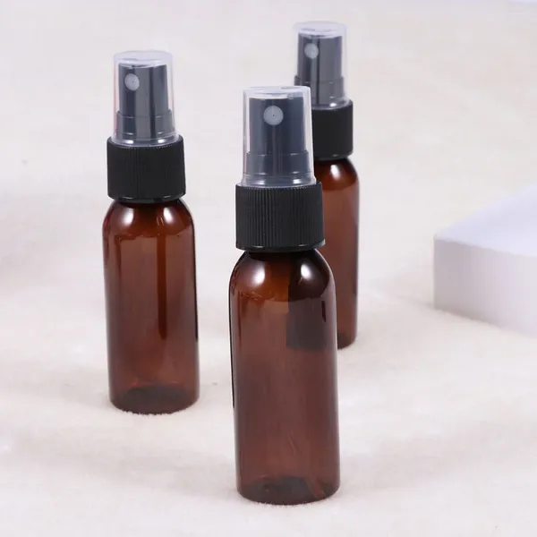 Botellas de almacenamiento 20pcs mini plástico pequeño botella de spray vacío para maquillaje y cuidado de la piel para el uso de viajes recargables (marrón con rociador negro) agua)