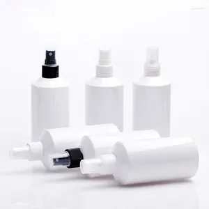 Botellas de almacenamiento 300ML X 20 Botella de plástico de hombro oblicuo blanco con rociador de niebla fina Envase de embalaje cosmético de perfume de alta calidad