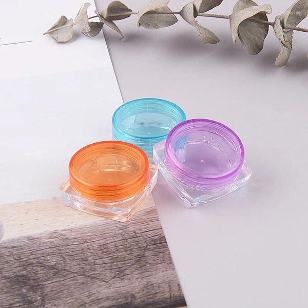 Bouteilles de stockage 30pcs vide 3g 5g voyage petits couvercles colorés pots de pot cosmétique en plastique transparent avec couvercle pour les conteneurs de lèvres de crème pour le visage