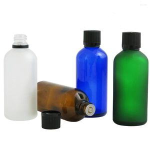 Botellas de almacenamiento 360 unids Venta al por mayor 100 ml Frost Green Blue Clear Amber Vidrio de aceite esencial con tapa negra Envases cosméticos
