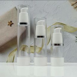 Botellas de almacenamiento Botella sin aire de plástico de 50 ml Bomba blanca Tapa de línea plateada para suero / loción / emulsión / base líquida / esencia para ojos / cuidado de la piel