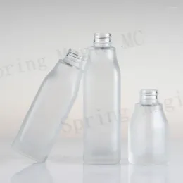 Bouteilles de rangement 50 pcs 120 ml de forme carrée en verre givré avec pulvérisateur blanc / pompe de lotion pour l'essence / émulsion / parfum Contrôle de soins de la peau
