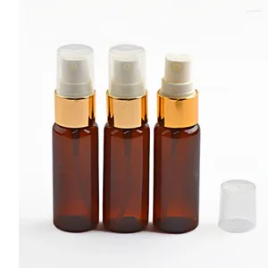 Botellas de almacenamiento 50 piezas 20 ml de botella de plástico marrón vacío con dorada Mist Spray Perfume Embalaje cosmético Recipiente de inodoro Bomba de inodoro Bomba