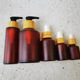 Bouteilles de stockage Cosmeticos Lotion Pompe Bouteille Huile Essentielle Sérum Oblique Épaule Givré Ambre Verre Compte-gouttes Avec Couvercle En Bambou