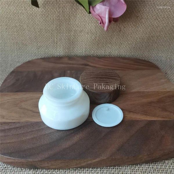 Bouteilles de rangement Jar crème vide en gros 15g 50g Verre en porcelaine blanche avec couvercle de couvercle en bois d ark œil de conteneur