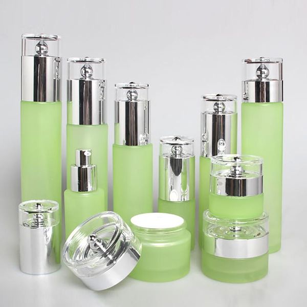 Bouteilles de stockage bocaux de produits cosmétiques de forme ronde, verre dépoli vert 1oz avec capuchon argenté pour Spray et Lotion, vente en gros