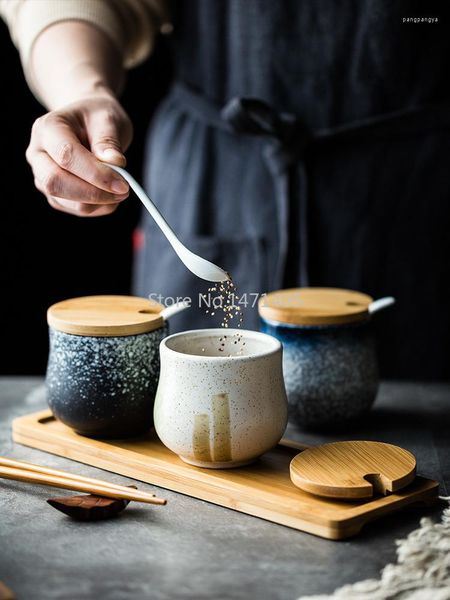 Bouteilles de stockage Cuisine Sel Sucre Assaisonnement Boîte En Céramique Ensemble Unique Avec Couvercle Cuillère De Style Japonais Pot Intégré