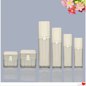 Bouteilles de stockage en gros pots de crème acrylique vides Bottles15-100ML pour les yeux Lotion en or vaporisateur de parfum de qualité supérieure rechargeable