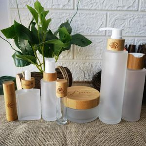 Opslagflessen Groothandel Cosmetische verpakkingen Platte schouder Frosted Skin Care Set Glass Bottle Products met bamboe -deksel
