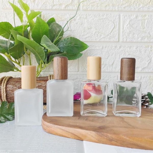 Botellas de almacenamiento Venta al por mayor Aceites esenciales vacíos Perfumes 30 ml 1 oz Rollo de vidrio transparente esmerilado en botella Tapa de bambú con rodillo de acero inoxidable