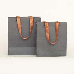 Opslagflessen Groothandel op Aangepast Logo Gedrukt Recycled Design Hoogwaardige Eco-vriendelijk Twisted Handgreep Kraft Paper Gift Bag