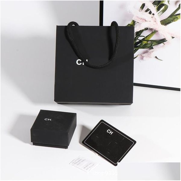 Cajas de almacenamiento Contenedores Exquisito Diseñador Joyería Embalaje Caja de regalo Collar Veet-Touch Elegante Pendiente negro e impresión personalizada en blanco D Otots