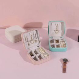 Boîtes de rangement Bacs Portable Mini boîte à bijoux Organisateur en cuir PU pour collier Boucles d'oreilles Bague Médaillon Petits objets Titulaire 230907