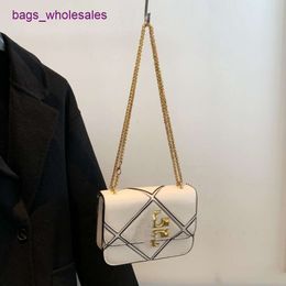 Stockage 65% de réduction sur le sac à main de luxe Designer Bag féminin Chain Golden Cowhide Womens Gentine Leather Fashionable and Polyleatile Single épaule CrossbodyH4SSS