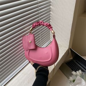 Store Exit Womens 2024 Zomer Nieuwe Trendy en Modieuze Candy Crescent Bag Leisure Gepersonaliseerde Kind Moeder Chain Onderarm