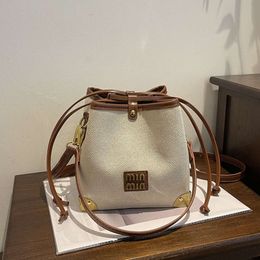 Tienda Exportación Bolsos de hombro de diseñador Corea del Sur East Gate Trendy Nuevo 2024 Bolso tipo cubo de mano en contraste de lona con bandolera de un solo hombro avanzada y versátil