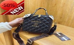 La tienda tiene 80 en toda la bolsa de hilo bordado de Lingge Women039s 2023 New Super Fire Handbag Celebrity Xiaoxiangfeng Single 8120261