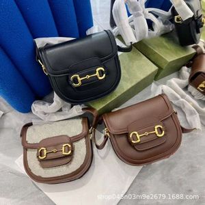 Store Bags de créateurs en gros sac d'épaule 2024 Nouveau mini half-bag Sac mode femme selle polyvalente