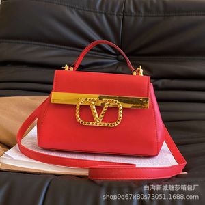 Tienda Venta al por mayor Bolsos de diseñador Bolso de hombro para mujer personalizado Hardware grande Pequeñas piernas delgadas Un crossbody Tendencia de moda este año